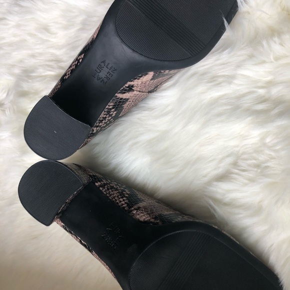 Pink/black snakeskin pattern Naturalizer brand shoe. Block heel. - Picture 5 of 8